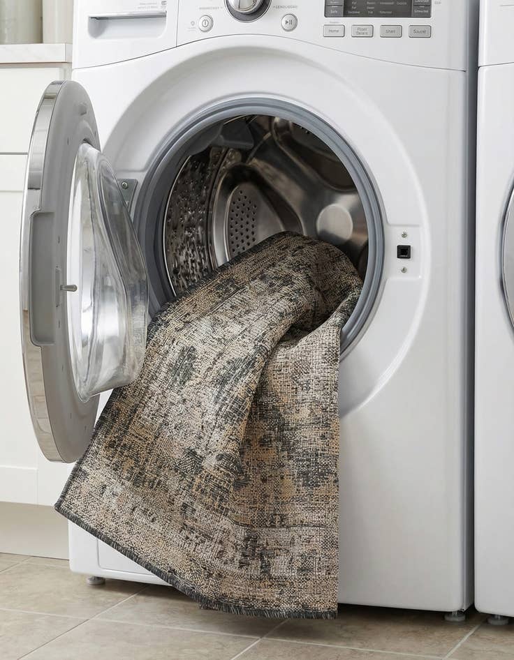 Detail image of  3' x 5' 3  Washable Traditional Indoor / Outdoor Rug