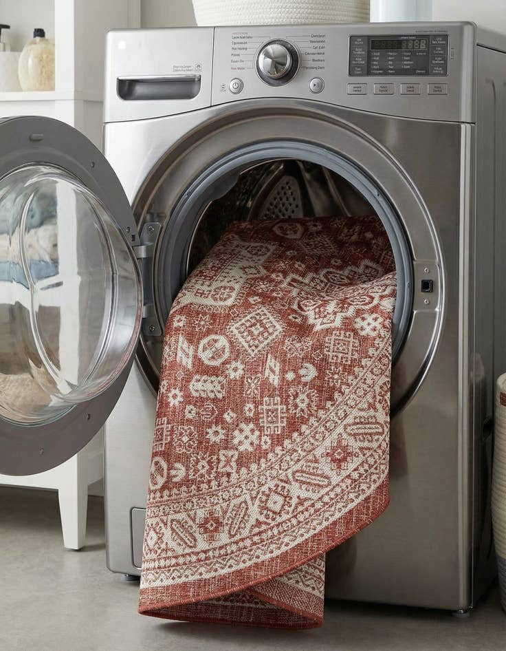 Detail image of 7' 10 x 7' 10  Washable Aztec Indoor / Outdoor Round Rug