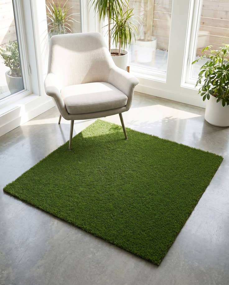 Detail image of 4' x 4' Easy-Clean Grass Indoor / Outdoor Square Rug