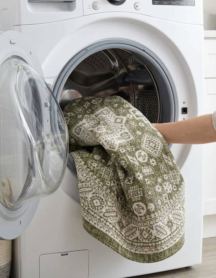 Detail image of 7' 10 x 7' 10  Washable Aztec Indoor / Outdoor Round Rug