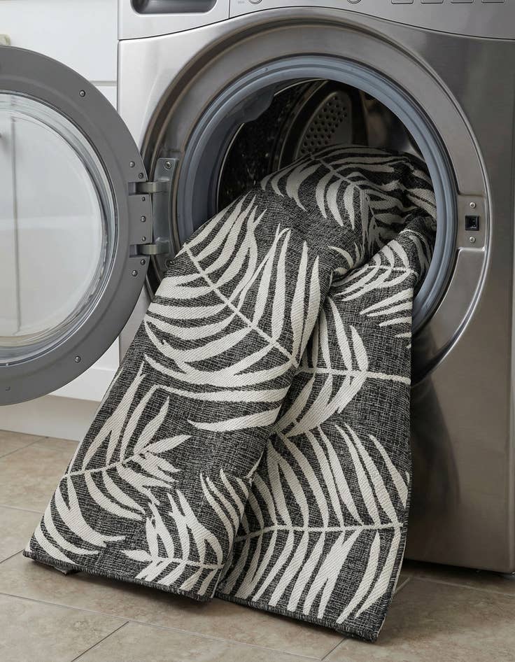 Detail image of 6' x 9'  Washable Botanical Indoor / Outdoor Rug