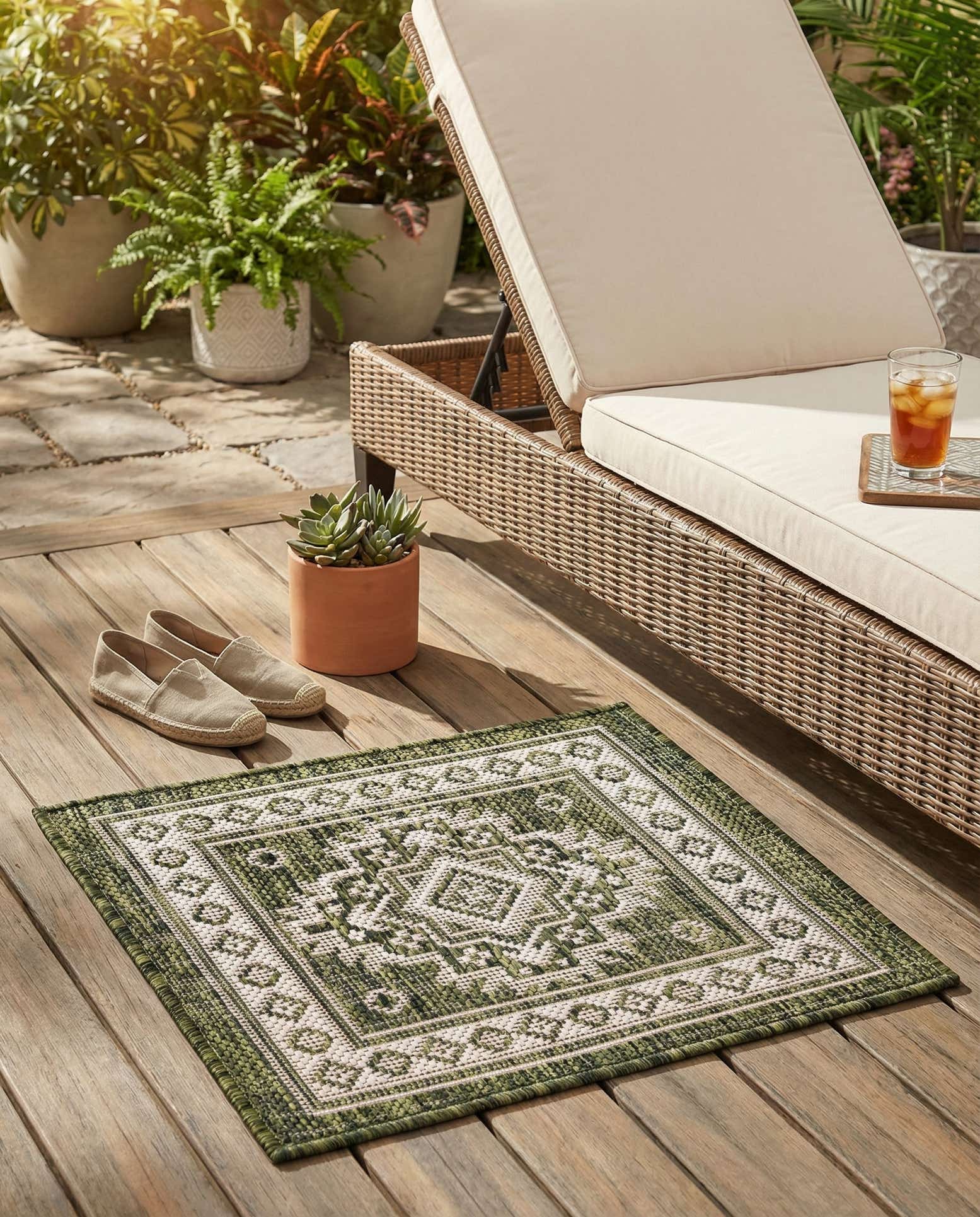 1' 4 x 1' 4 Easy-Clean Aztec Indoor / Outdoor Sample Rug