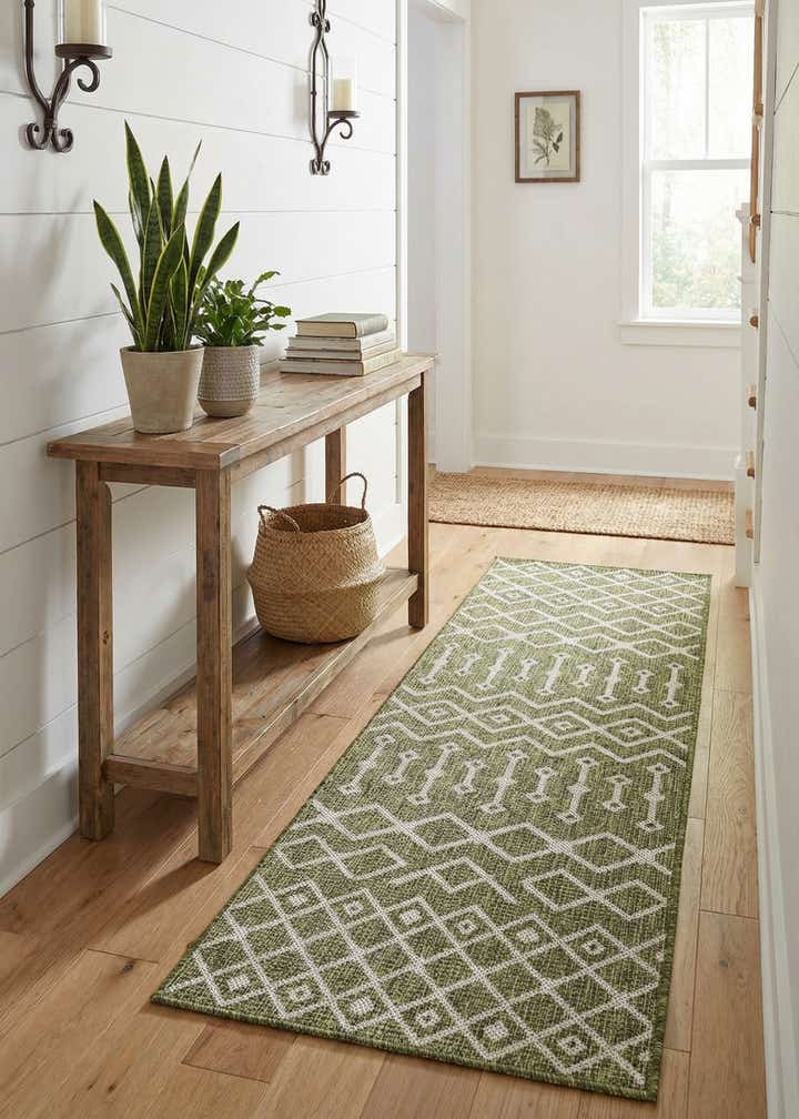 2' 7 x 10' Easy-Clean Trellis Indoor / Outdoor Runner Rug