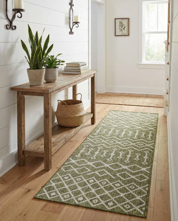 Detail image of 2' 7 x 10' Easy-Clean Trellis Indoor / Outdoor Runner Rug