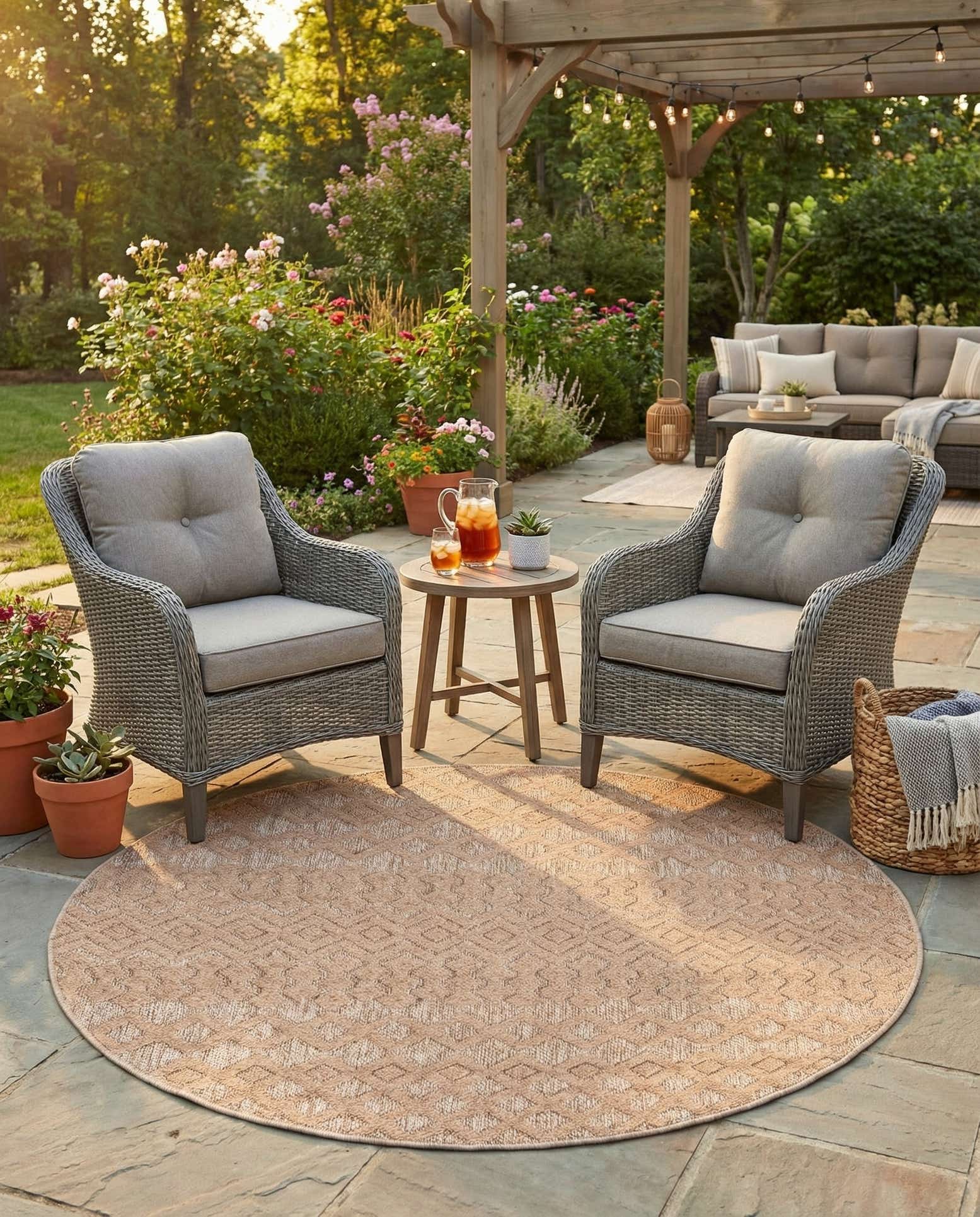 5' 3 x 5' 3 Easy-Clean Trellis Textured Indoor / Outdoor Round Rug