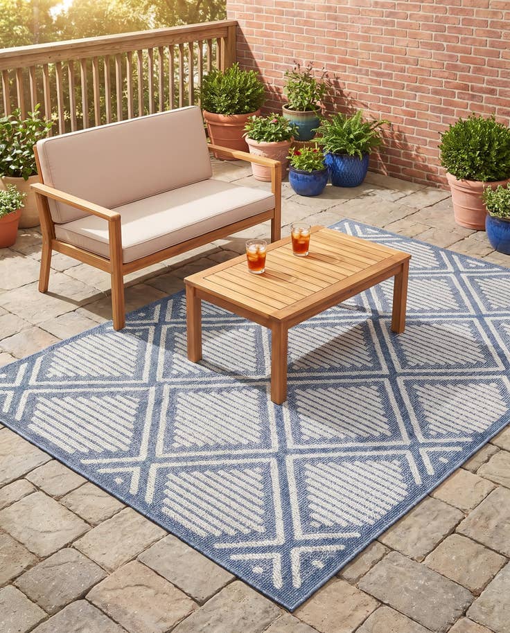 Detail image of 5' 3 x 8' Easy-Clean Lattice Indoor / Outdoor Rug