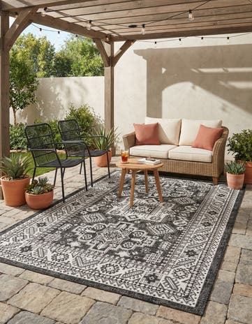 6' x 9' Easy-Clean Aztec Indoor / Outdoor Rug