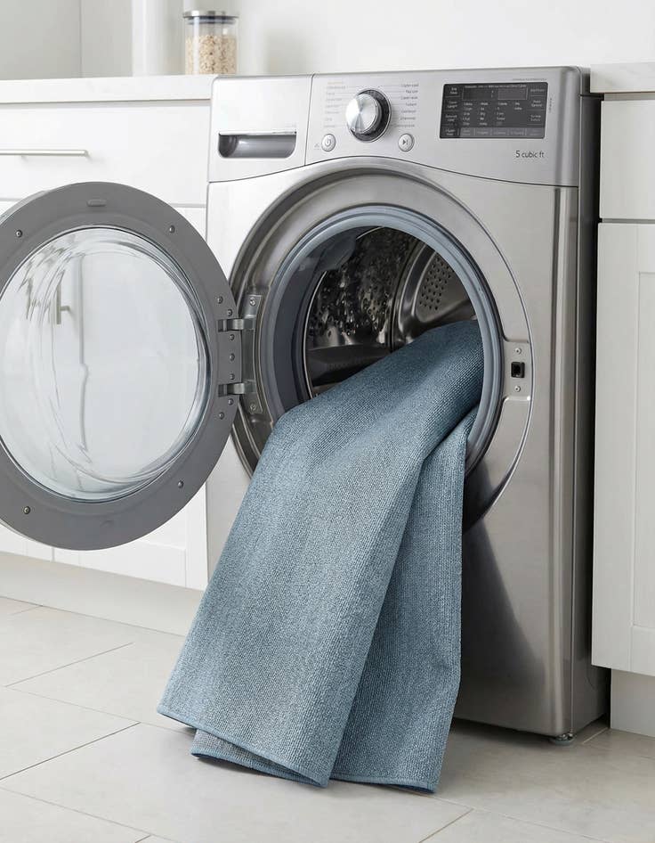 Detail image of 6' x 9'  Washable Solid Indoor / Outdoor Rug