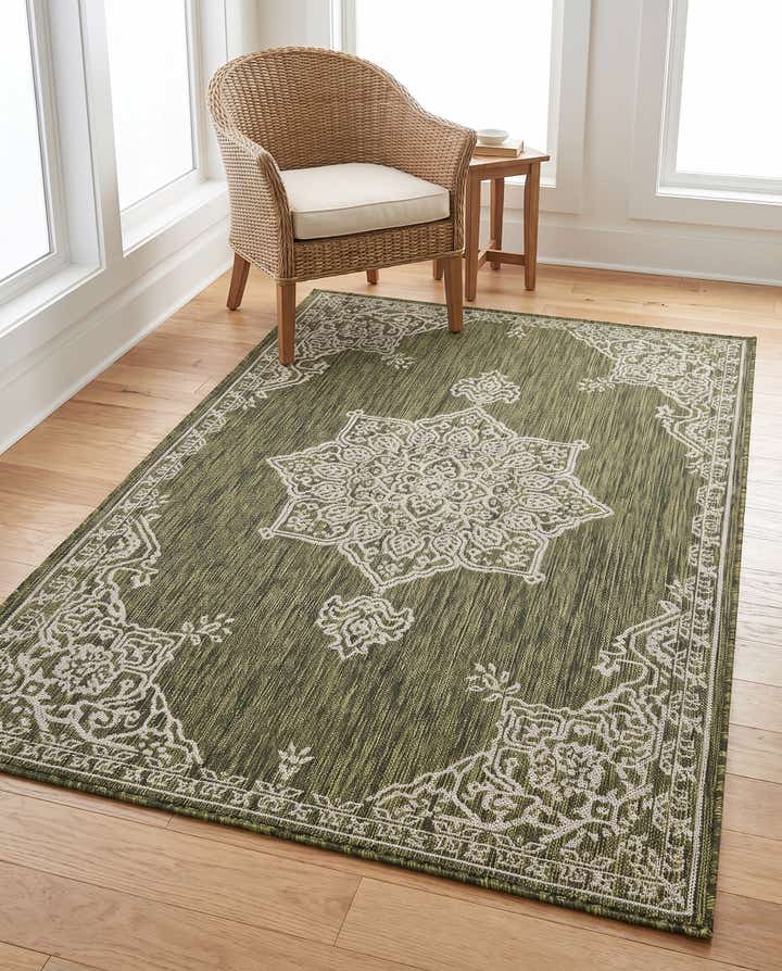 4' x 6' Easy-Clean Traditional Indoor / Outdoor Rug
