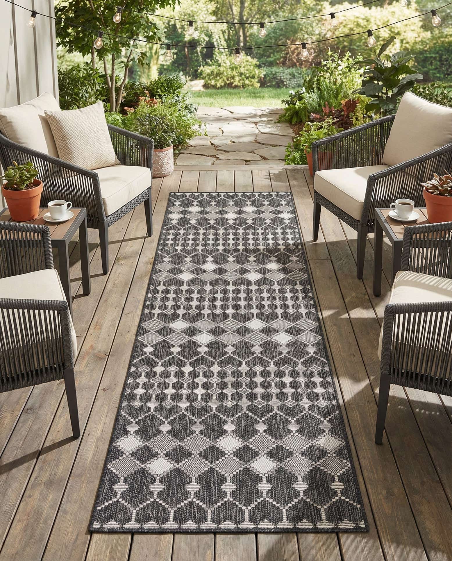 2' 7 x 10' Easy-Clean Trellis Indoor / Outdoor Runner Rug