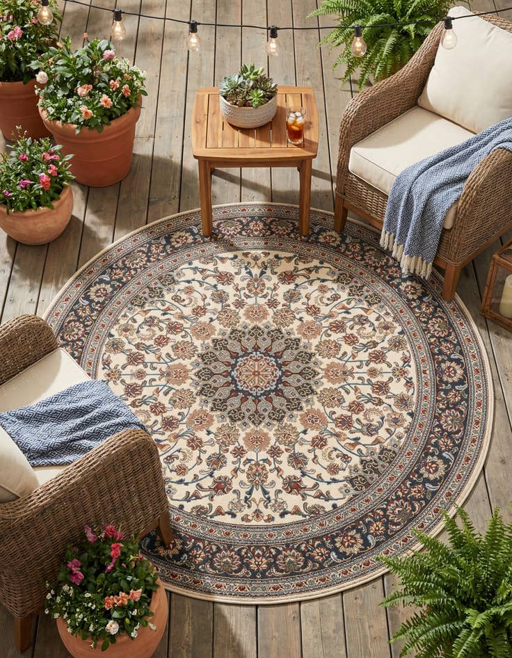 Detail image of 7' 10 x 7' 10  Washable Traditional Indoor / Outdoor Round Rug
