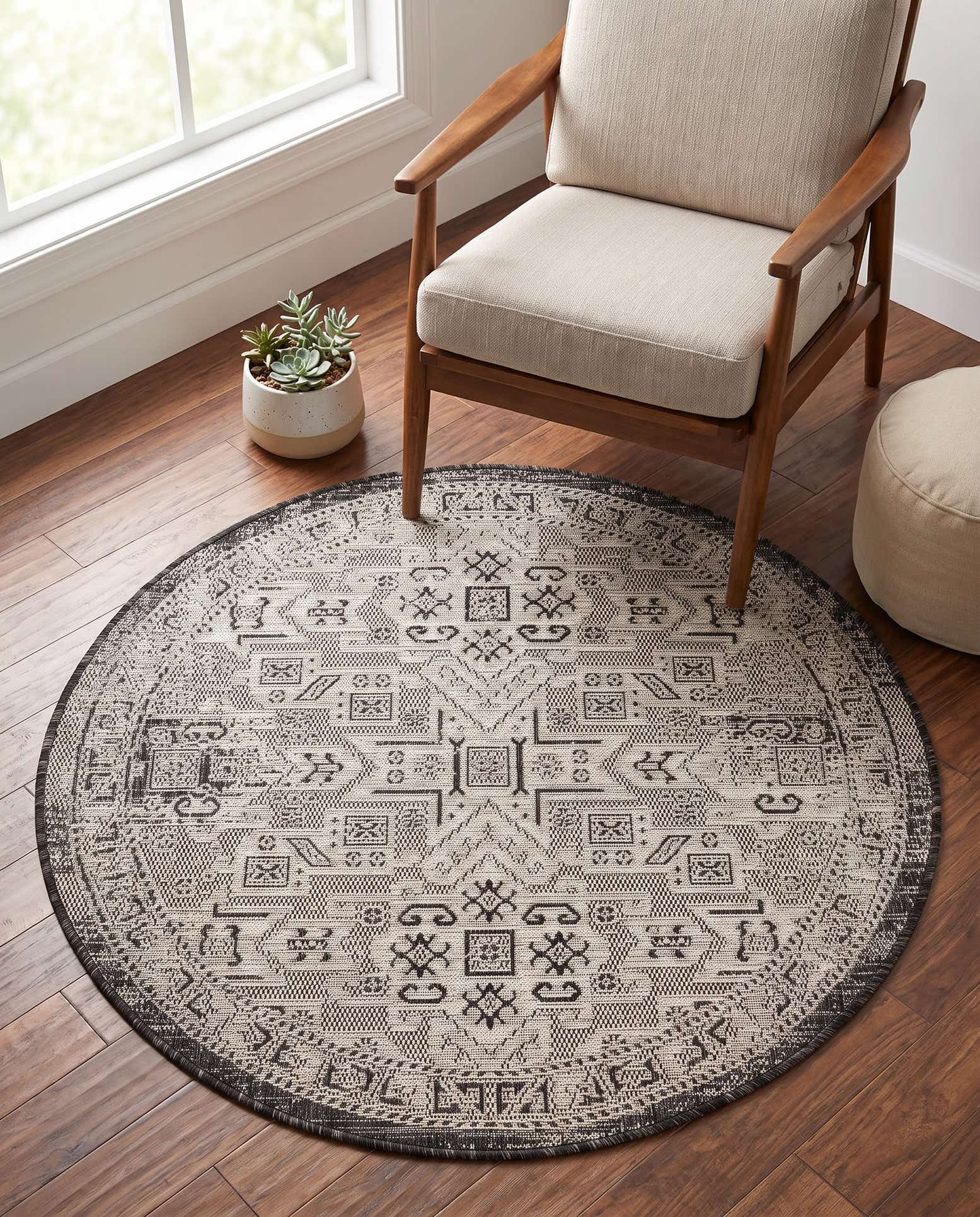 4' x 4' Easy-Clean Aztec Indoor / Outdoor Round Rug