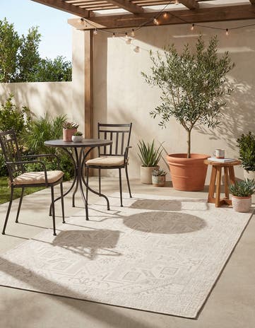 Light Gray Easy-Clean Aztec Indoor / Outdoor Rug