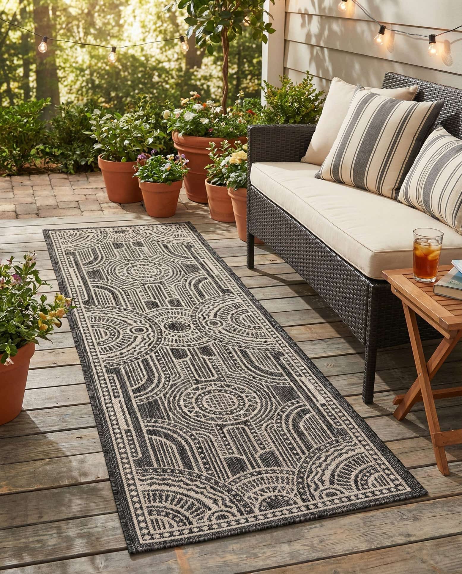 2' x 6' 1 Easy-Clean Traditional Indoor / Outdoor Runner Rug