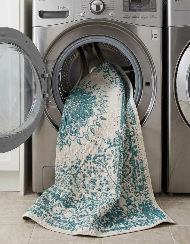 Detail image of  7' 10 x 10'  Washable Traditional Indoor / Outdoor Rug