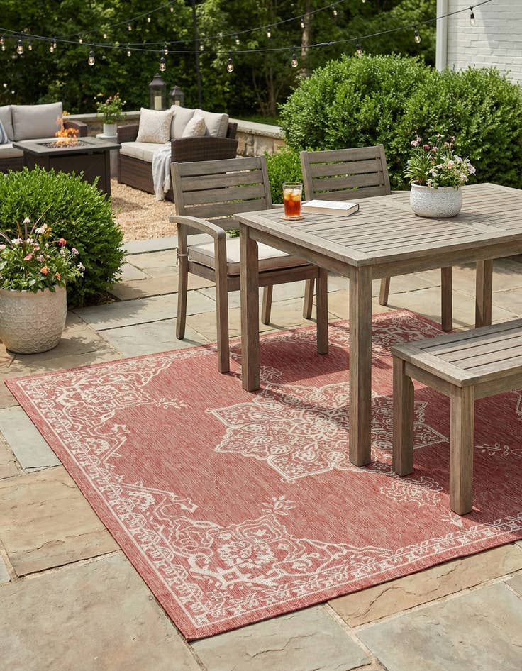 Detail image of 7' 10 x 7' 10  Washable Traditional Indoor / Outdoor Square Rug