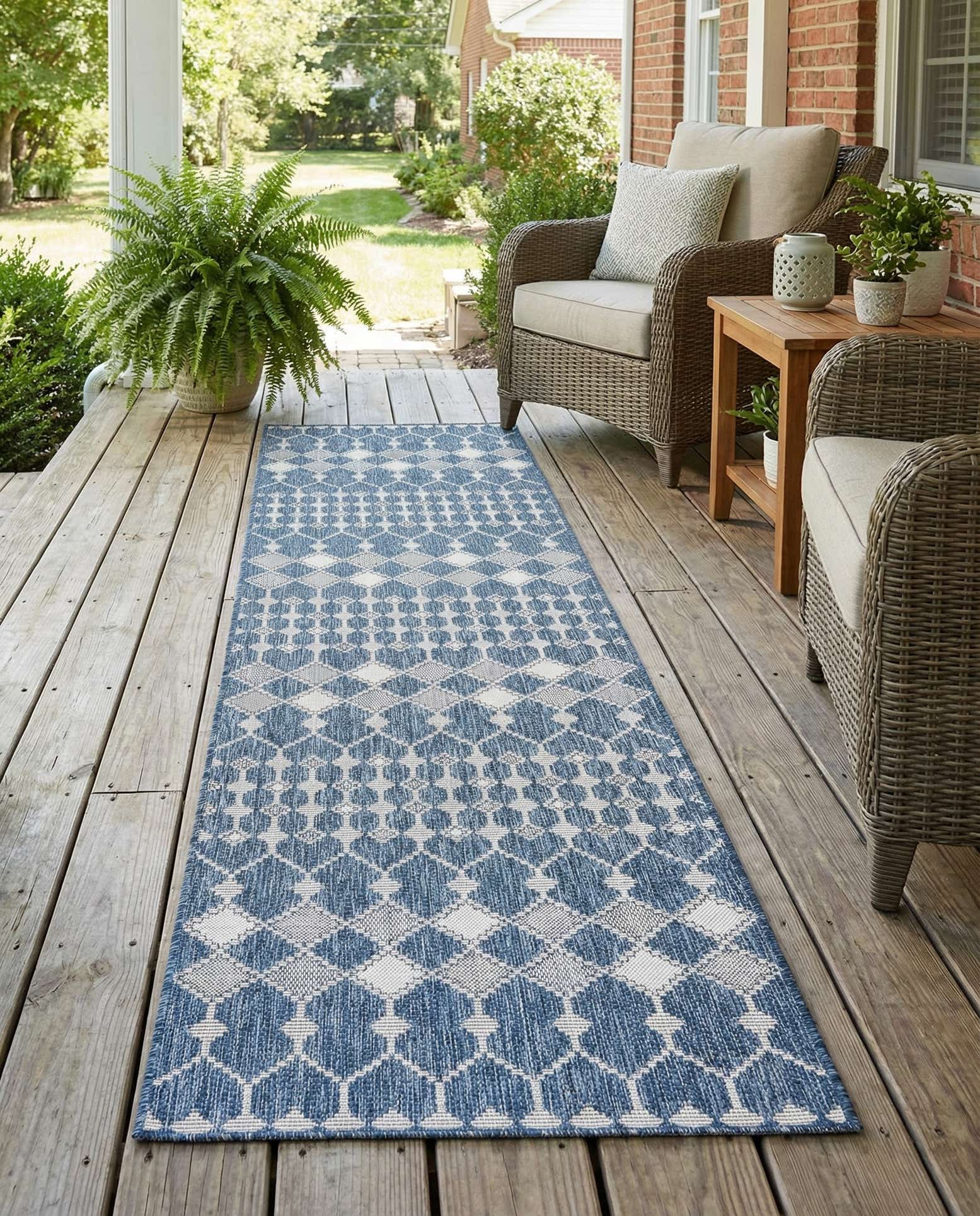 2' 7 x 10' Easy-Clean Trellis Indoor / Outdoor Runner Rug