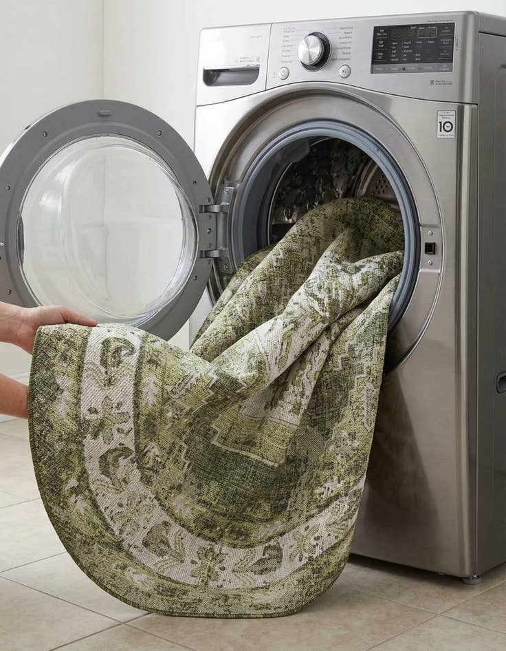 Detail image of 7' 10 x 7' 10  Washable Traditional Indoor / Outdoor Round Rug