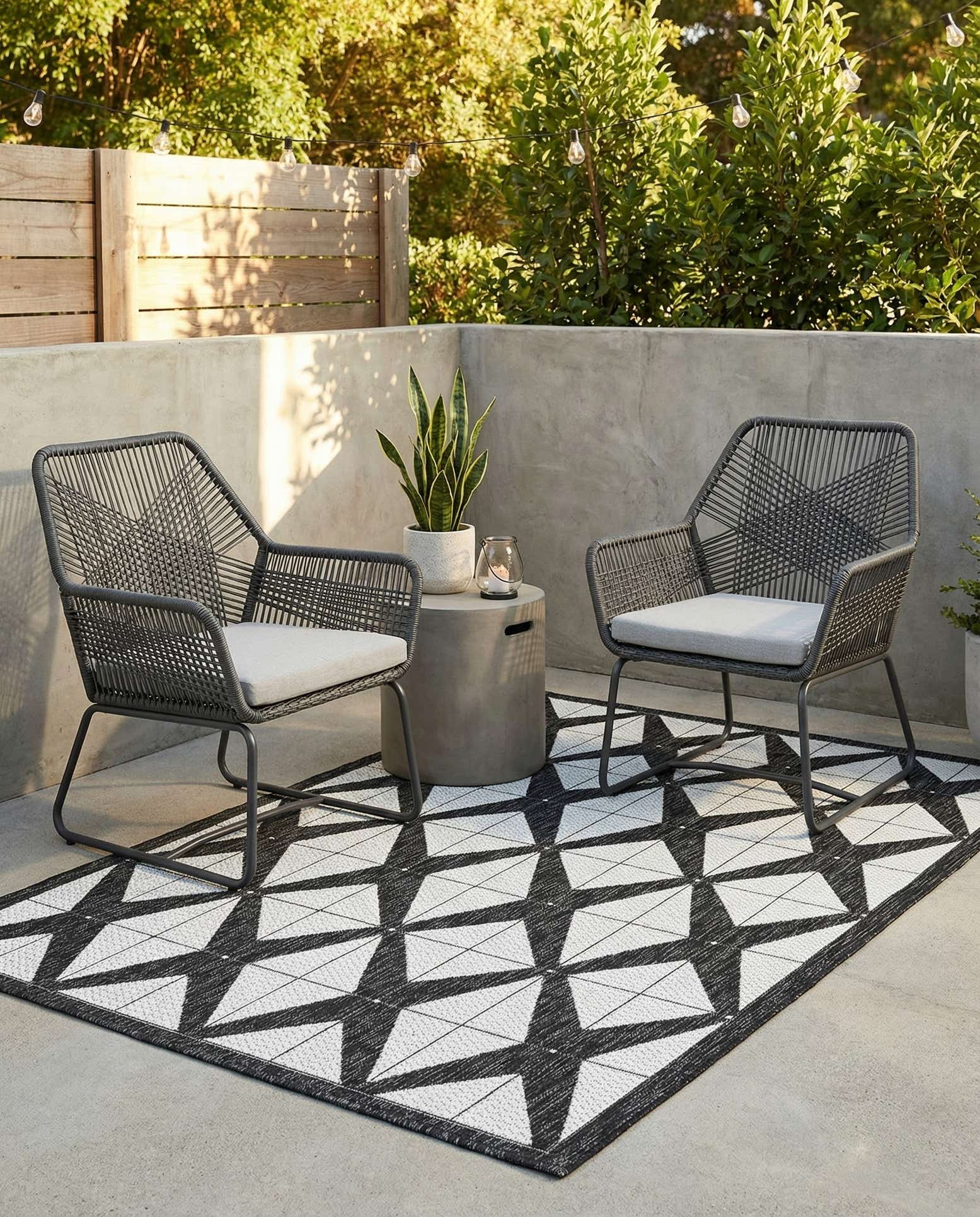 4' x 6' Easy-Clean Modern Indoor / Outdoor Rug