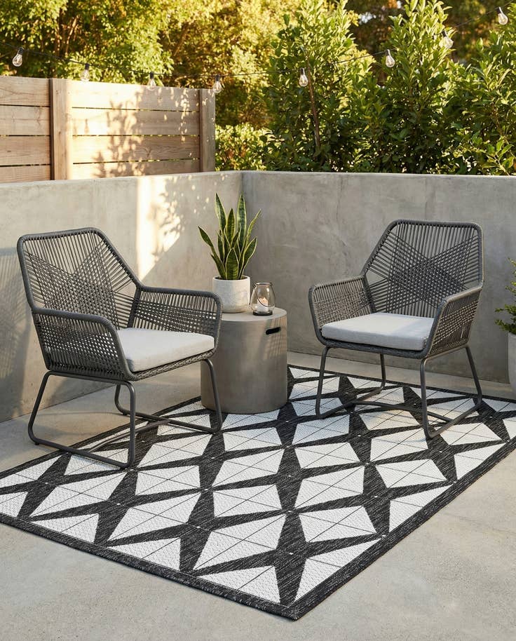 Detail image of 4' x 6' Easy-Clean Modern Indoor / Outdoor Rug