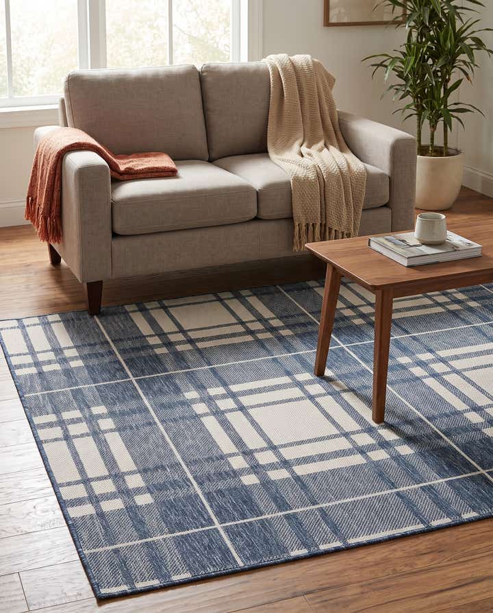 5' 3 x 7' Easy-Clean Checkered Indoor / Outdoor Rug