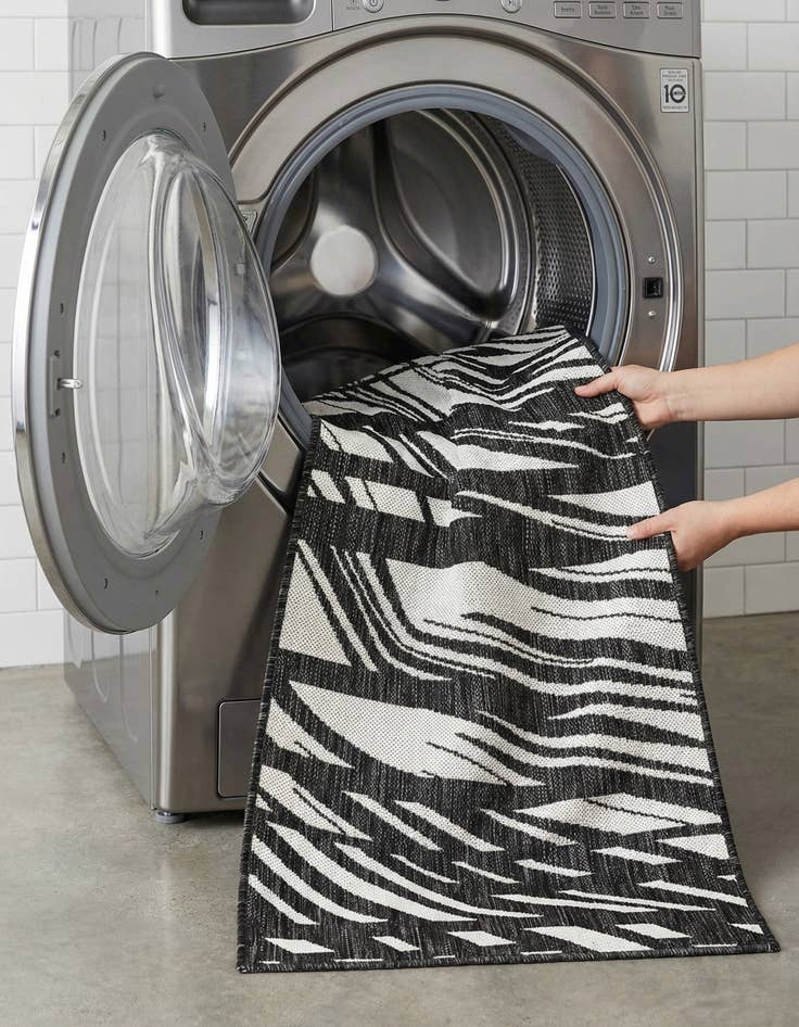 Detail image of 2' x 6'  Washable Modern Indoor / Outdoor Runner Rug