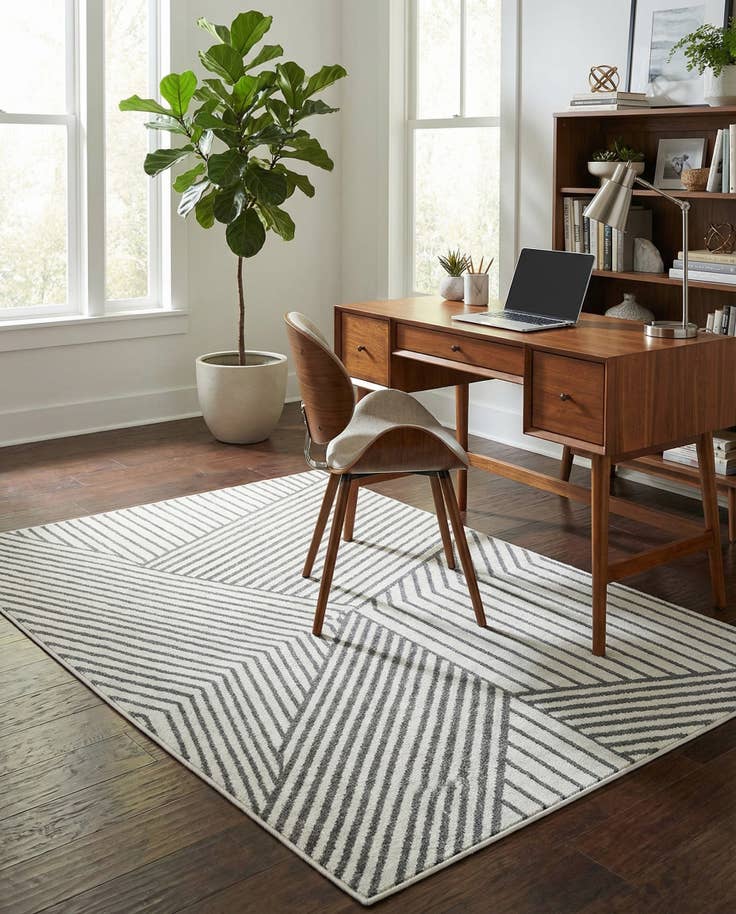 Detail image of 5' 3 x 7' 7 Hanahan Rug