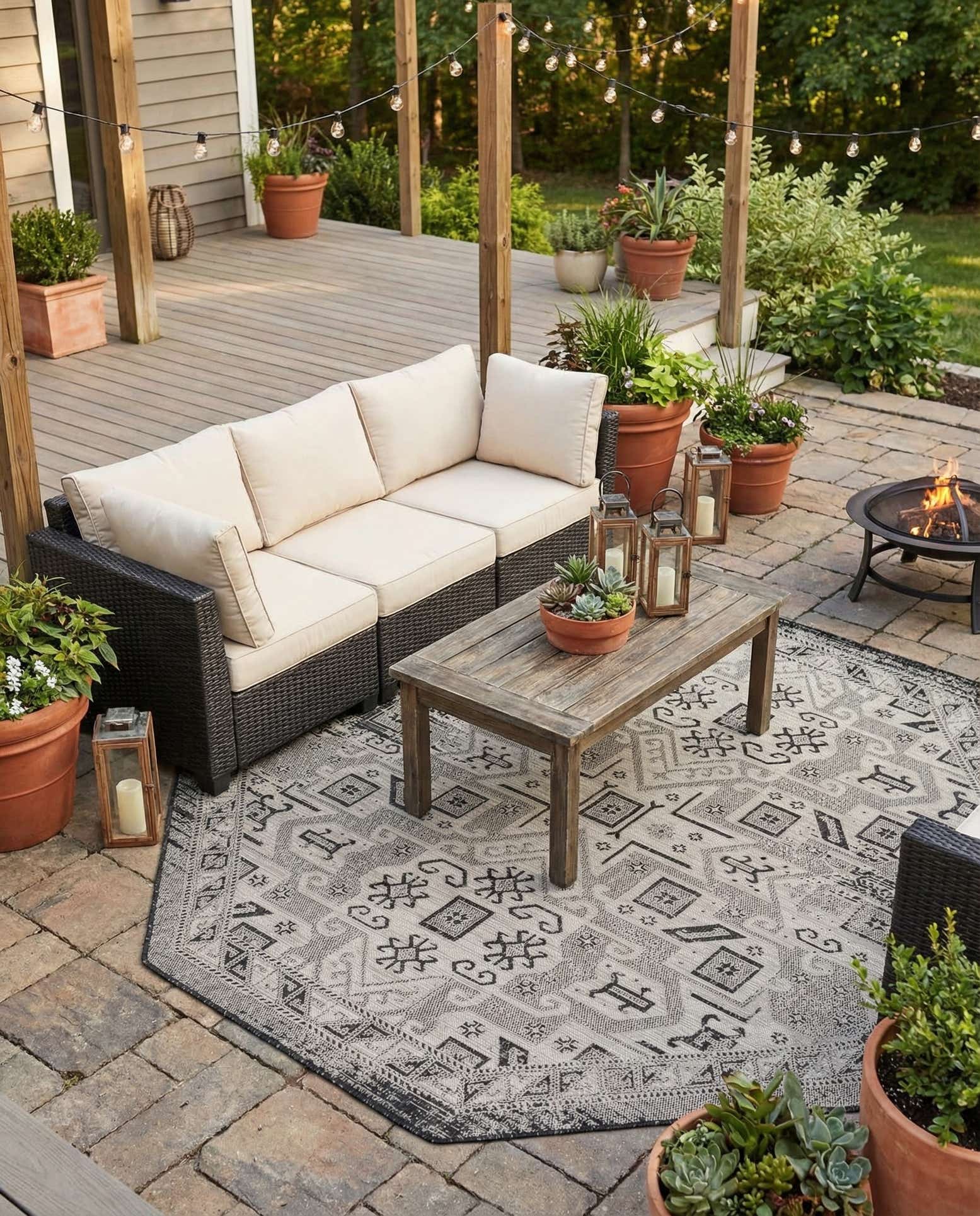 7' 10 x 7' 10 Easy-Clean Aztec Indoor / Outdoor Octagon Rug