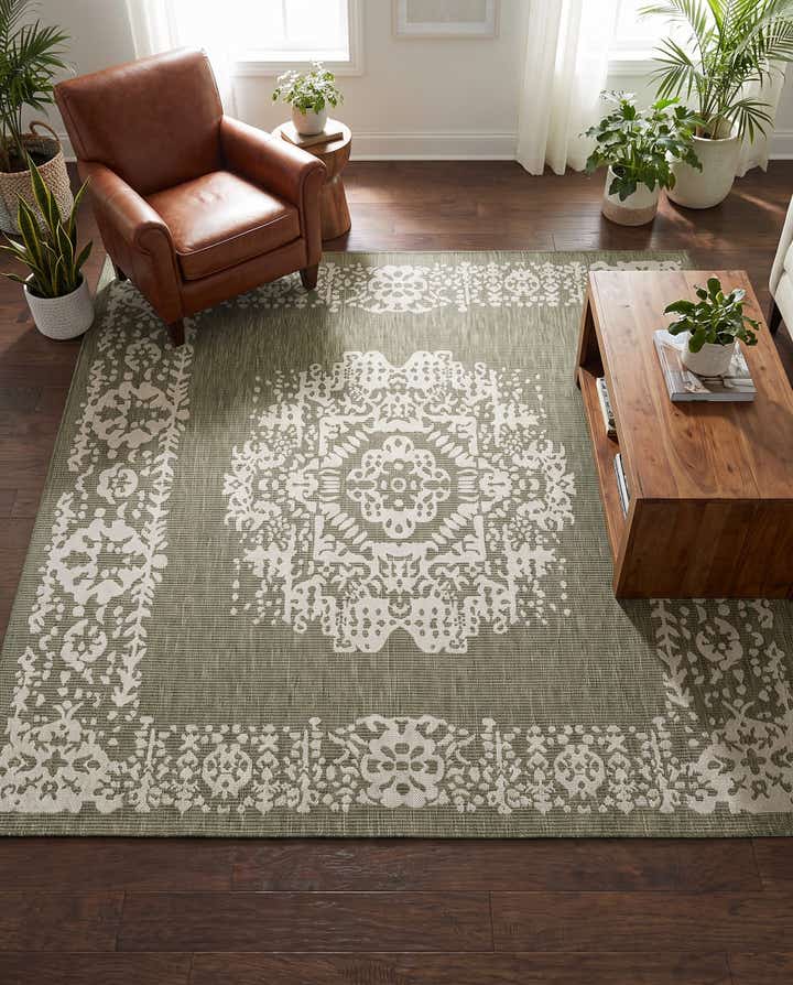 7' 10 x 7' 10 Easy-Clean Traditional Indoor / Outdoor Square Rug