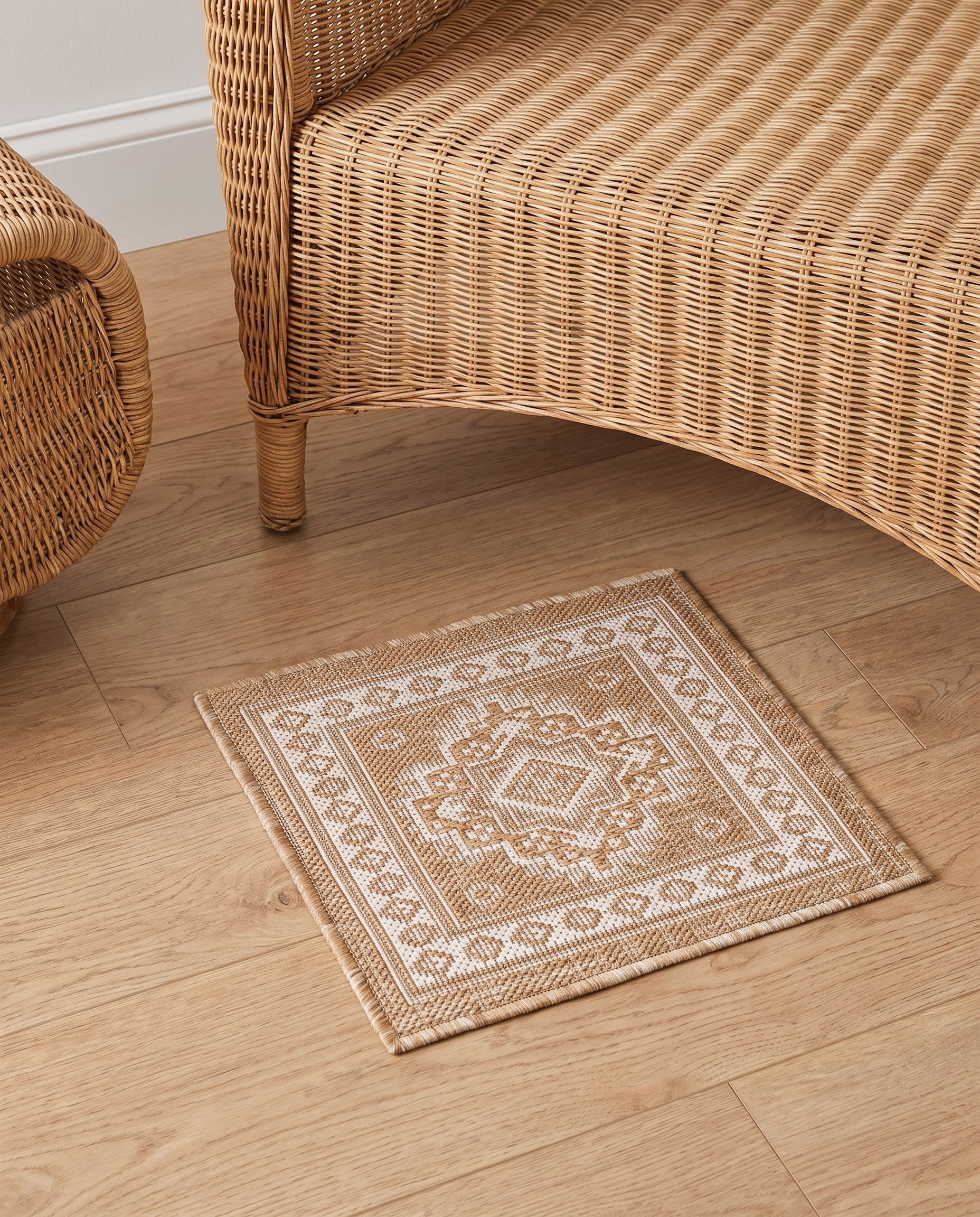 1' 4 x 1' 4 Easy-Clean Aztec Indoor / Outdoor Sample Rug