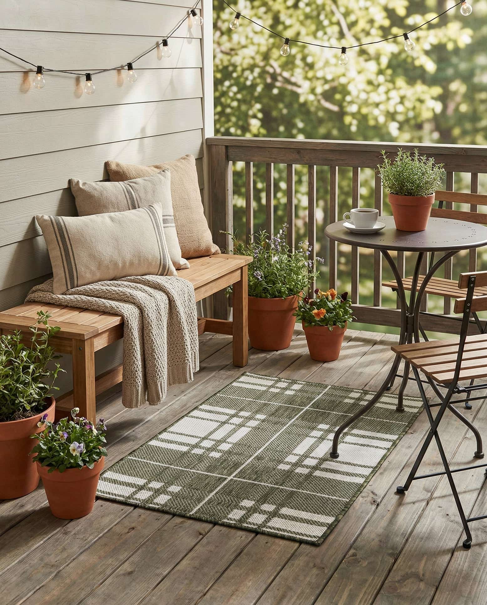 2' x 3' Easy-Clean Checkered Indoor / Outdoor Rug