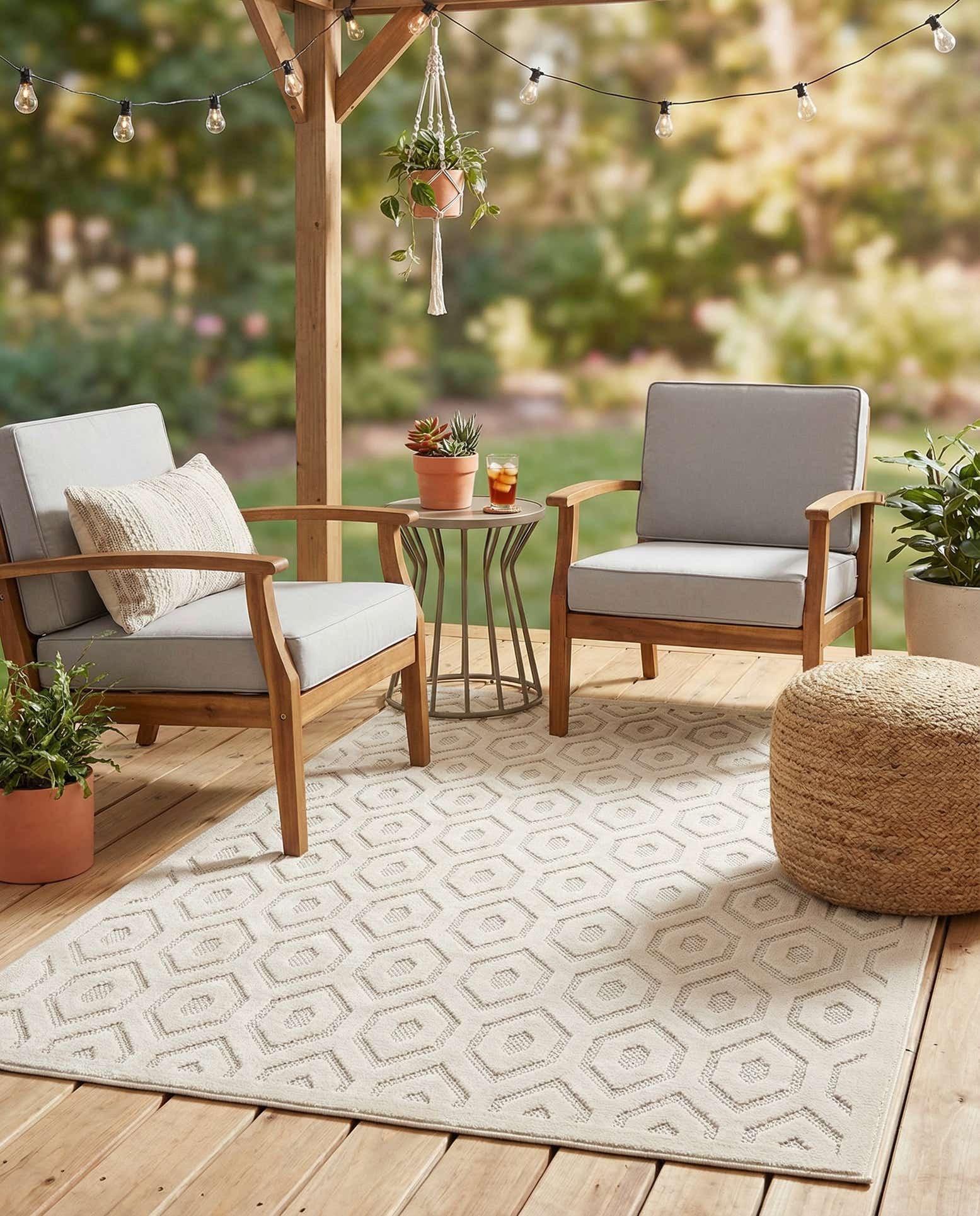 5' 3 x 8' Easy-Clean Trellis Textured Indoor / Outdoor Rug