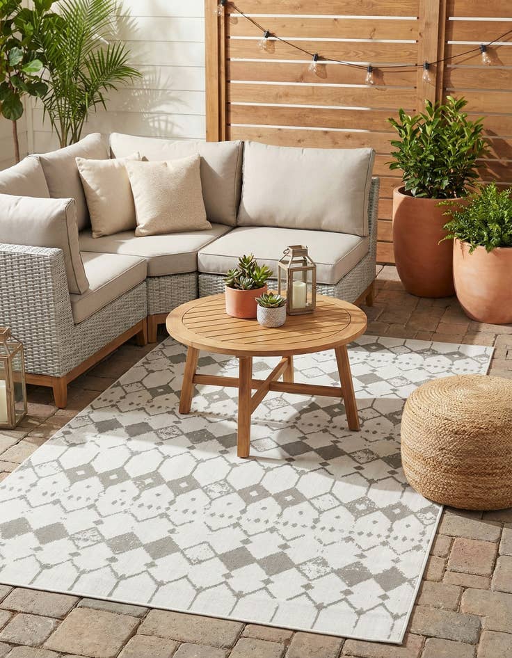 Detail image of 6' x 9' Easy-Clean Trellis Indoor / Outdoor Rug