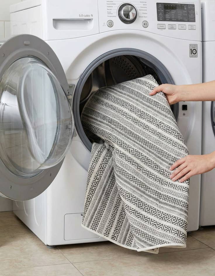 Detail image of 5' 3 x 5' 3  Washable Striped Indoor / Outdoor Round Rug