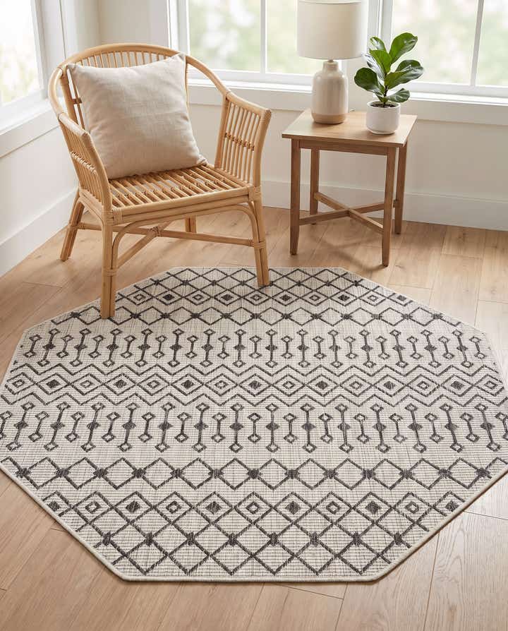 5' 3 x 5' 3 Easy-Clean Trellis Indoor / Outdoor Octagon Rug
