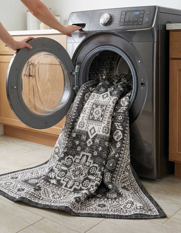 Detail image of 7' x 10'  Washable Aztec Indoor / Outdoor Rug