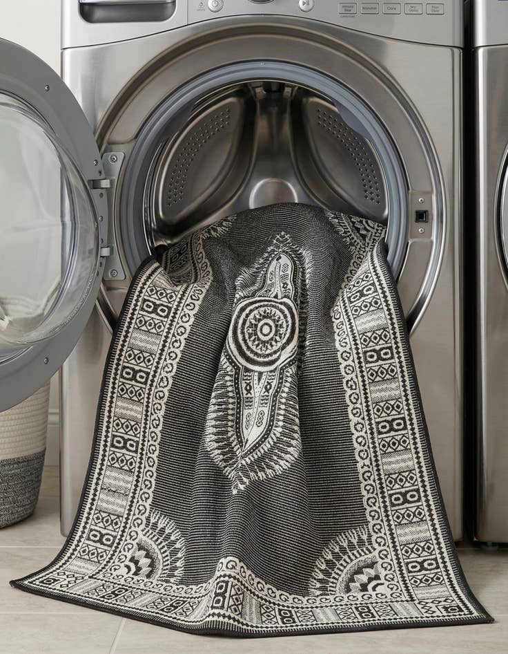 Detail image of 6' x 9'  Washable Traditional Indoor / Outdoor Rug