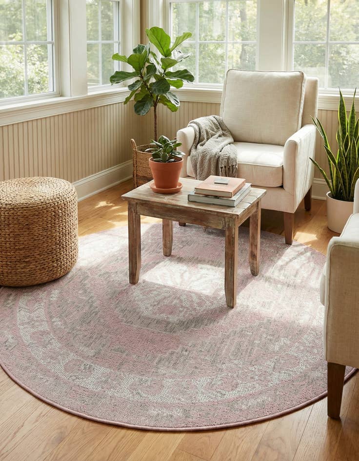 Detail image of 5' 3 x 5' 3  Washable Traditional Indoor / Outdoor Round Rug