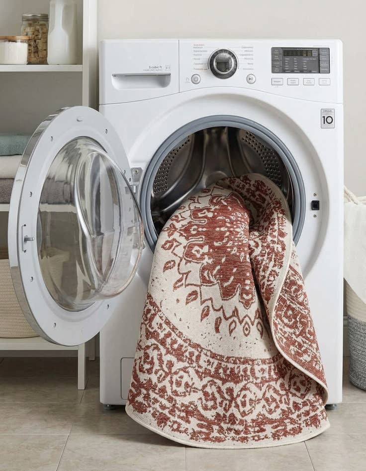 Detail image of 7' 10 x 7' 10  Washable Traditional Indoor / Outdoor Round Rug