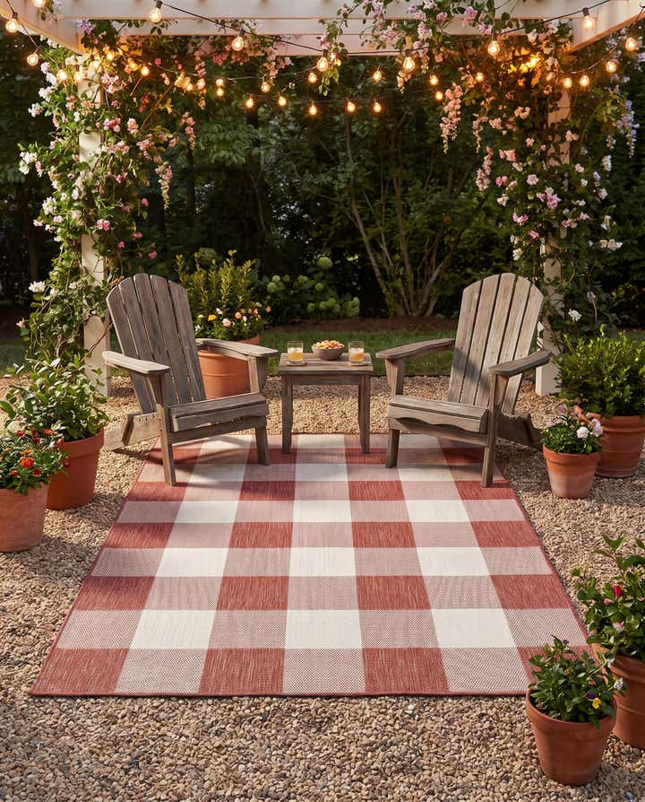 5' 3 x 7' Easy-Clean Checkered Indoor / Outdoor Rug