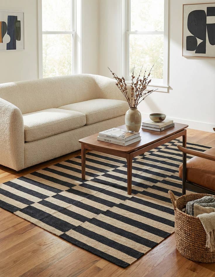 Detail image of 4' 3 x 6'  Hand Woven Kilim Modern Wool Rug