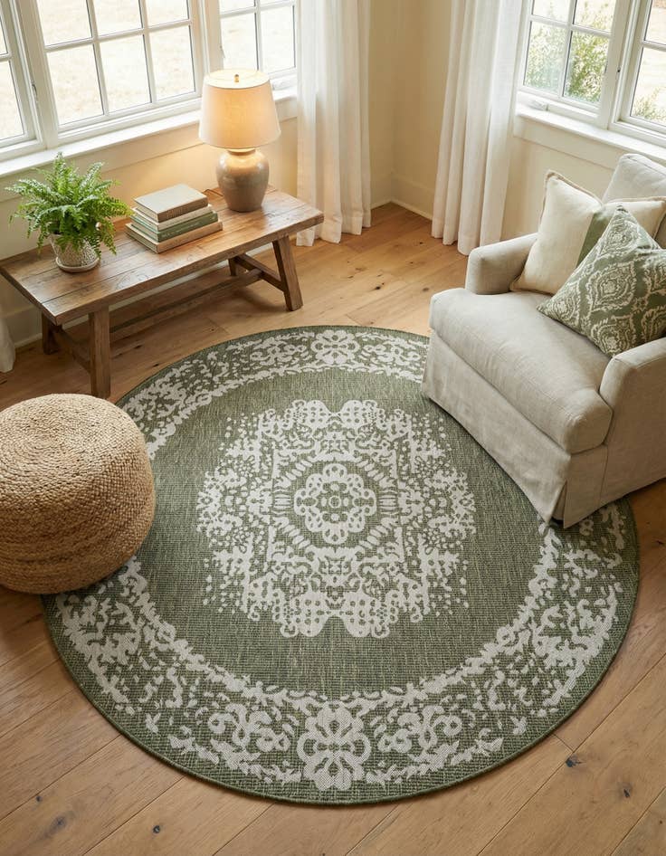 Detail image of 7' 10 x 7' 10 Easy-Clean Traditional Indoor / Outdoor Round Rug