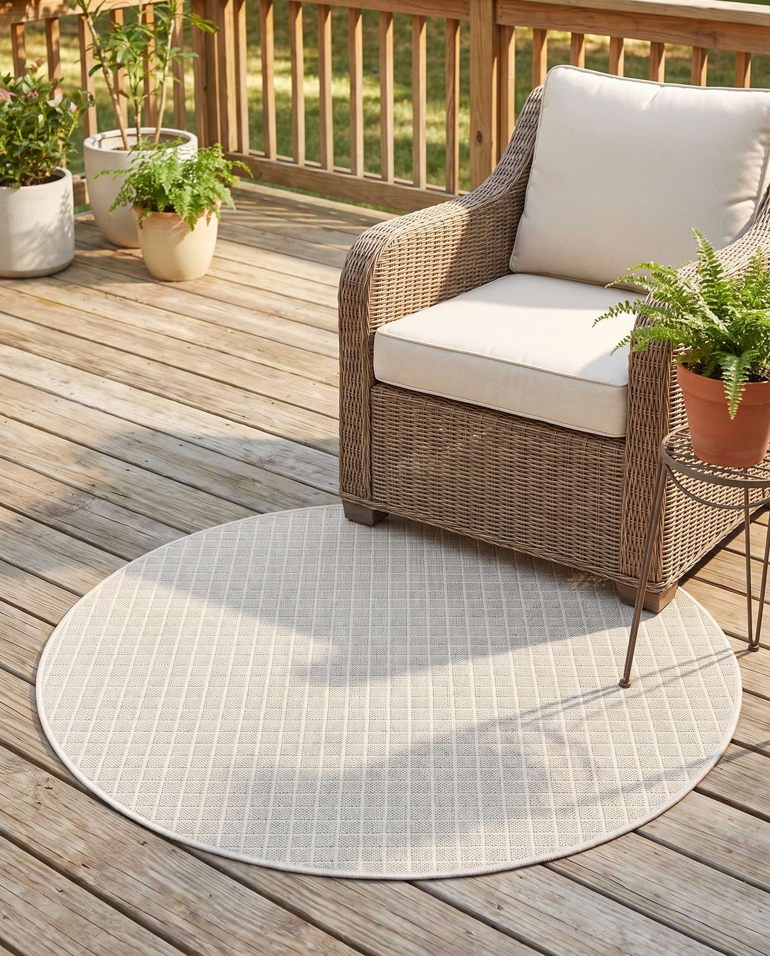 3' x 3' Easy-Clean Checkered Indoor / Outdoor Round Rug