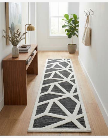 2' 7 x 10' Prismatic Runner Rug