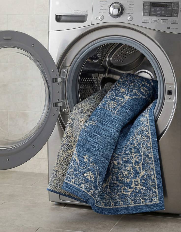 Detail image of 7' x 10'  Washable Traditional Indoor / Outdoor Rug