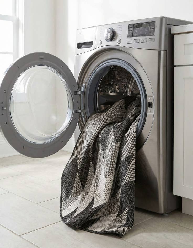 Detail image of 3' x 3'  Washable Modern Indoor / Outdoor Round Rug