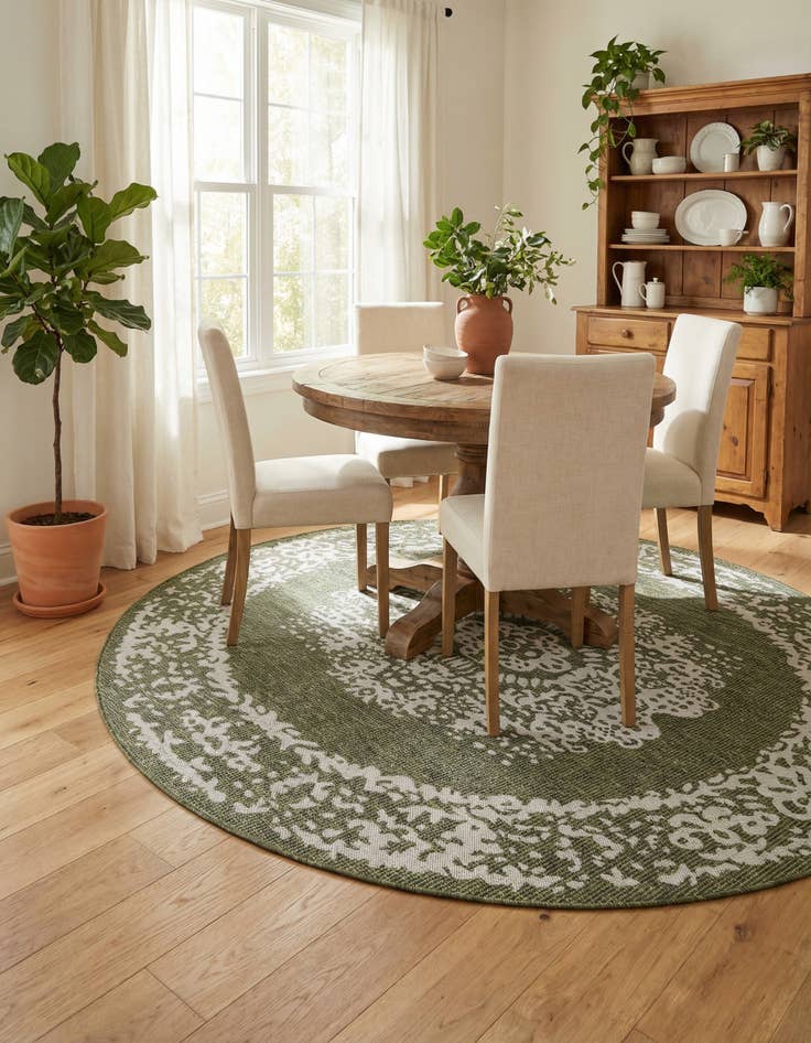 Detail image of 7' 10 x 7' 10  Washable Traditional Indoor / Outdoor Round Rug