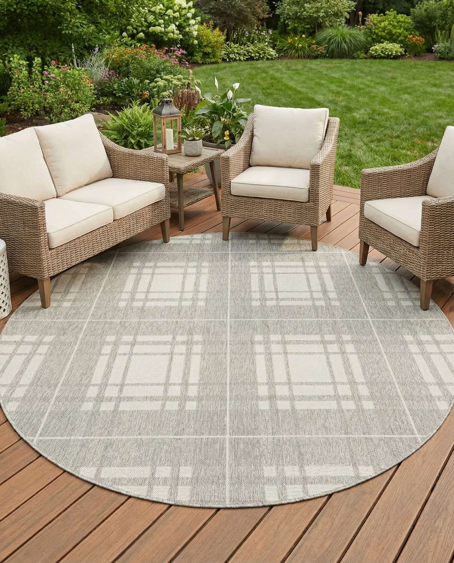 7' 10 x 7' 10 Easy-Clean Checkered Indoor / Outdoor Round Rug
