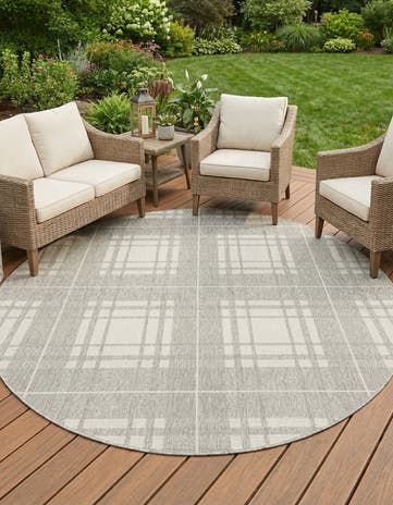 7' 10 x 7' 10 Easy-Clean Checkered Indoor / Outdoor Round Rug