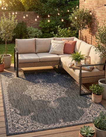 7' x 10' Easy-Clean Traditional Indoor / Outdoor Rug